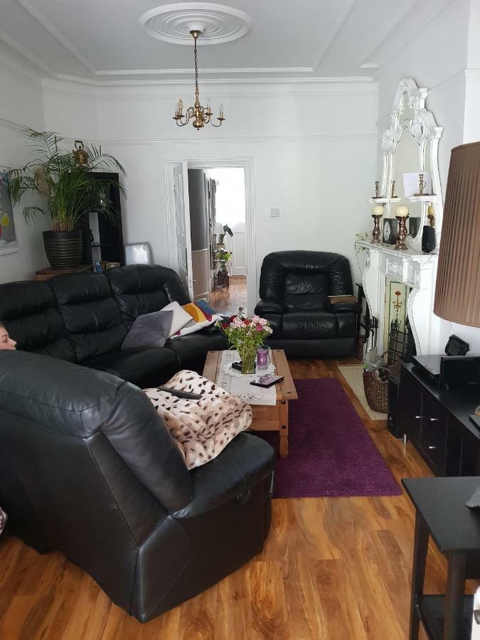 Beautiful Room In Victorian Family Home Ilford Buitenkant foto